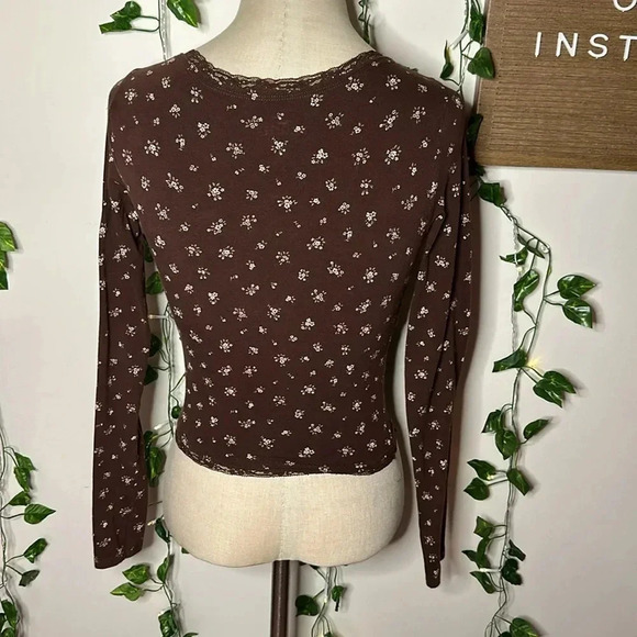 Hollister Lace Trimmed Longsleeve Baby Tee - Picture 3 of 4